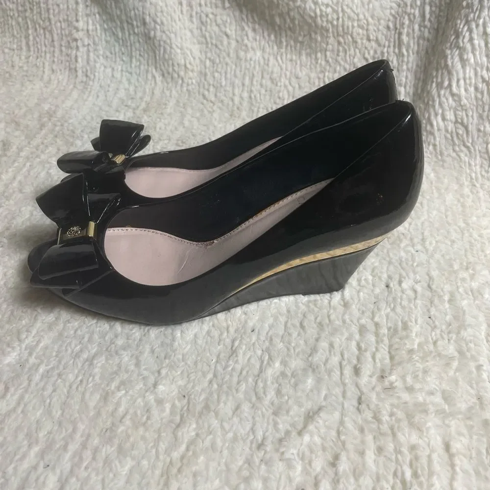 Vince Camuto leather patent Black Wedge Shoes peep toe with Bow Accent SZ9M
